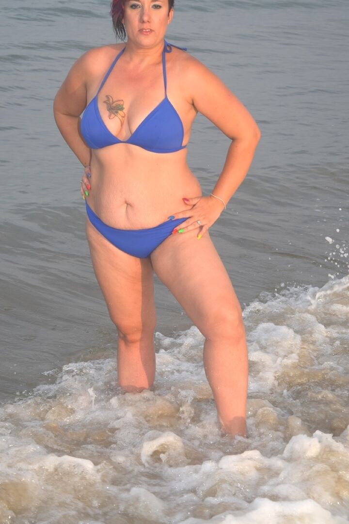 16P Une fille solo amateur s'expose en changeant de tenue à la plage