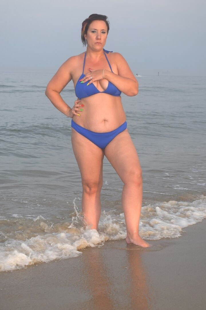 16P Une fille solo amateur s'expose en changeant de tenue à la plage