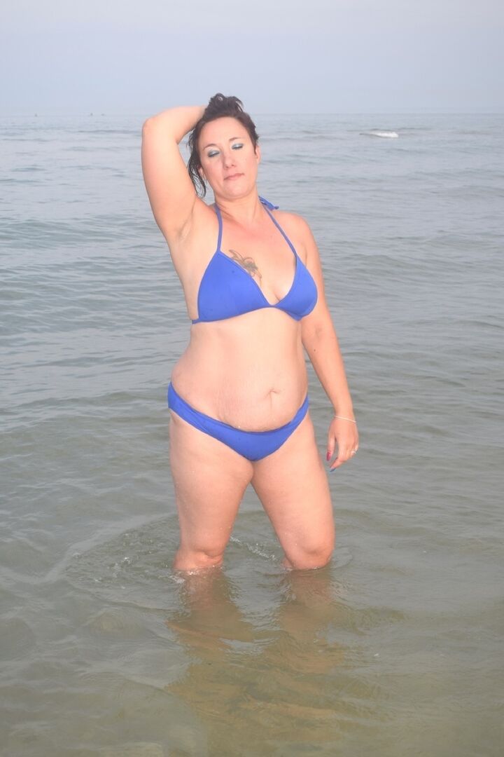 16P Une fille solo amateur s'expose en changeant de tenue à la plage