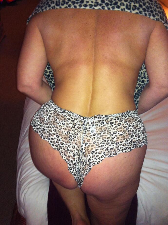 20P Busty Bliss, une femme mûre, affiche ses gros seins en léchant un pénis