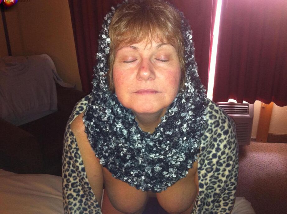 20P Busty Bliss, une femme mûre, affiche ses gros seins en léchant un pénis