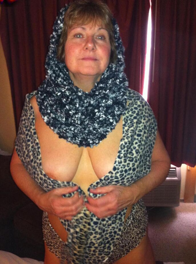 20P Busty Bliss, une femme mûre, affiche ses gros seins en léchant un pénis