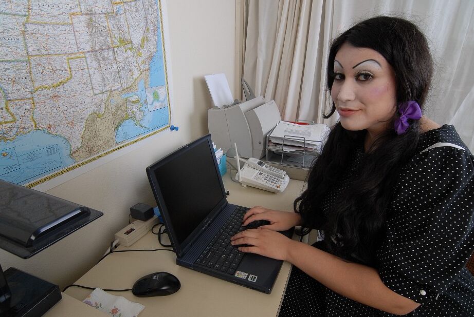 16P BBW Terina tira calcinha e sutiã para se masturbar no escritório
