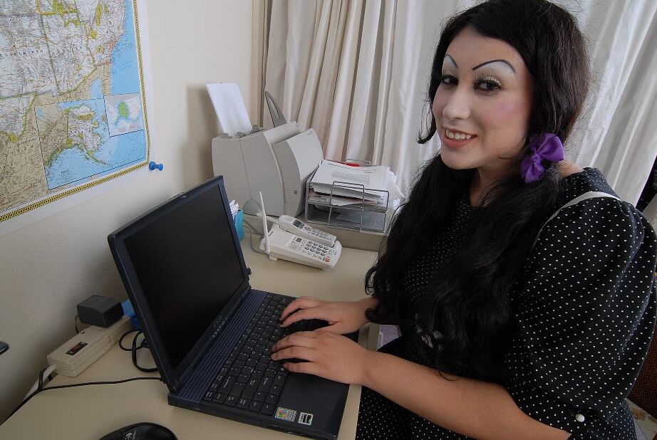 16P BBW Terina tira calcinha e sutiã para se masturbar no escritório