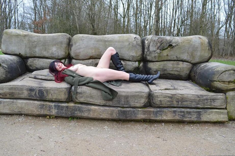 20P BarbySlut mature rousse sexy s'étalant nue en plein air en manteau