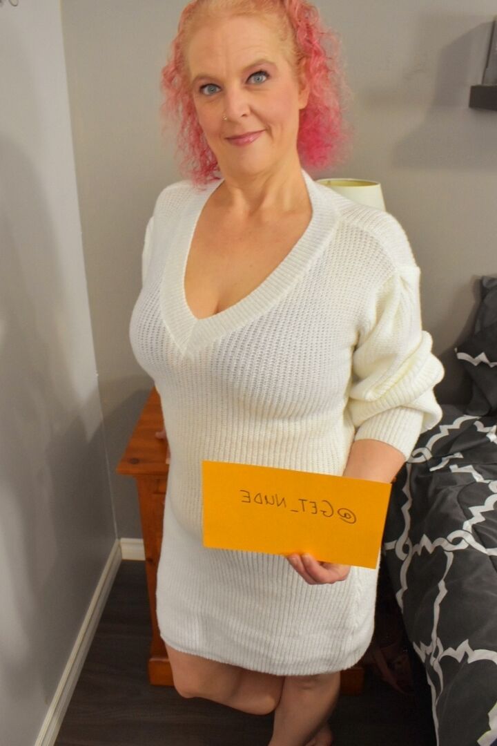 16P Amadora madura Tiffany Lynne veste um vestido depois de brincar de buceta em lingerie rosa