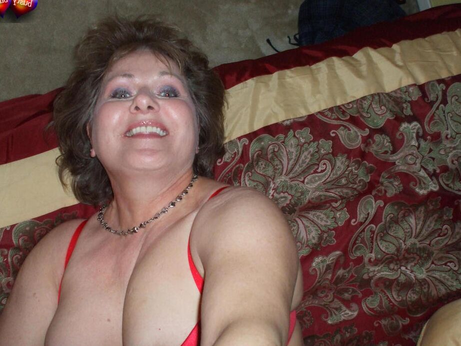 19P Amador mais velho Busty Bliss aplica brilho labial antes de um boquete POV