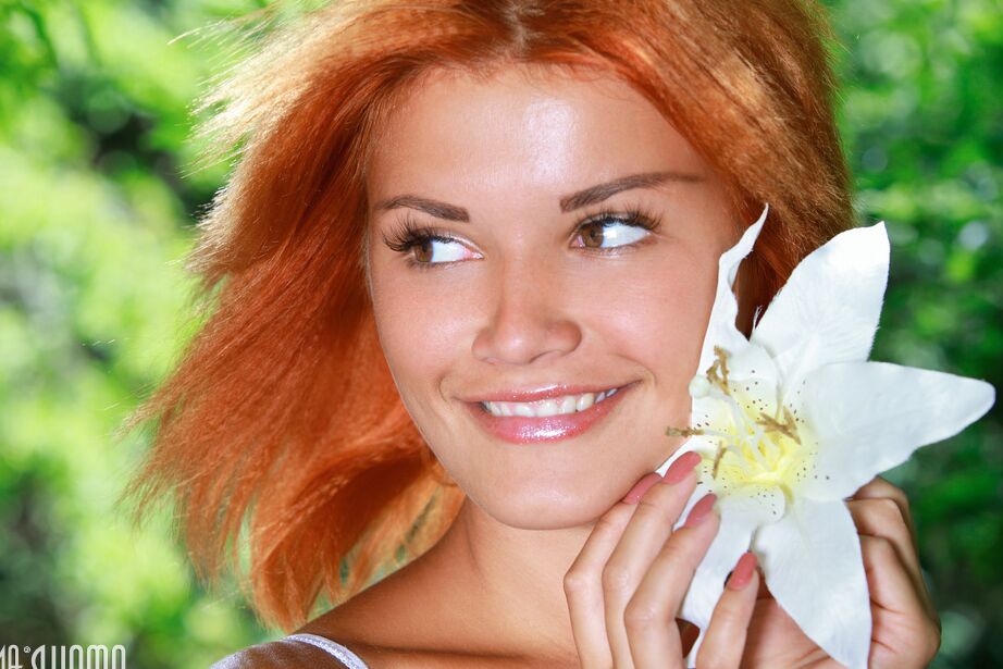 20P La beauté rousse Myza sait comment poser nue en extérieur