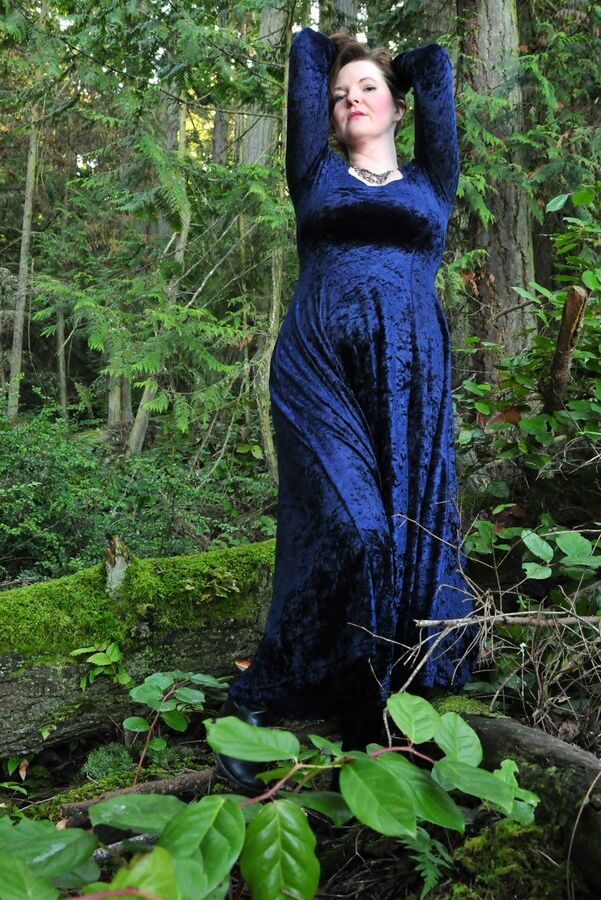 15P La madura Tasty Trixie se adentra en el bosque para lucirse con un vestido largo de terciopelo