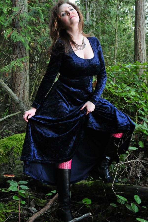15P La madura Tasty Trixie se adentra en el bosque para lucirse con un vestido largo de terciopelo