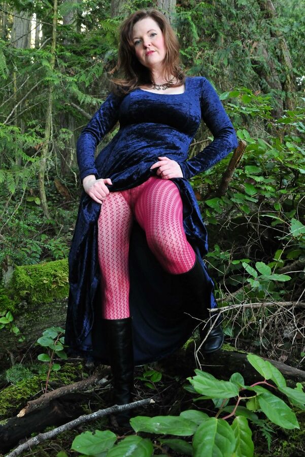 15P La madura Tasty Trixie se adentra en el bosque para lucirse con un vestido largo de terciopelo