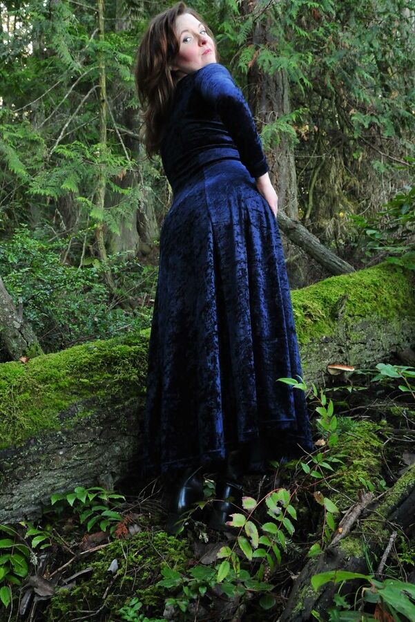 15P La madura Tasty Trixie se adentra en el bosque para lucirse con un vestido largo de terciopelo