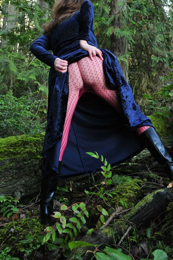 15P La madura Tasty Trixie se adentra en el bosque para lucirse con un vestido largo de terciopelo