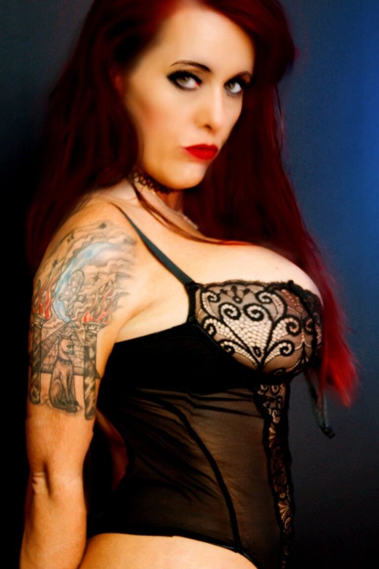 16P American MILF Jade Saint James exibe seus peitos grandes em lingerie em um solo de BDSM