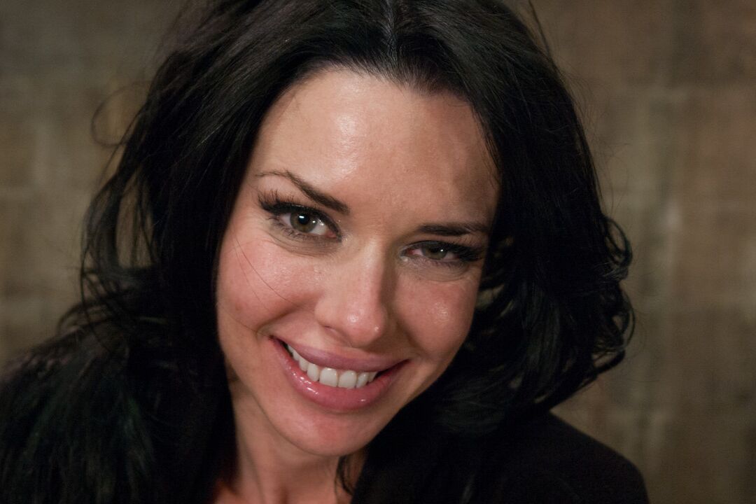 20P Curvy MILF Veronica Avluv é analisada, rosto fodido e brincado em cativeiro