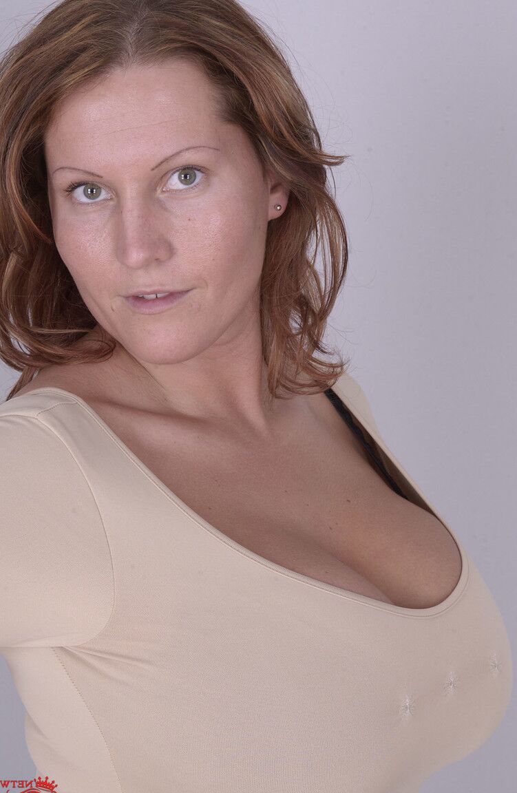 Laura Orsolya, maman européenne de 19P, taquine avec ses nichons naturels pendant qu'elle se déshabille