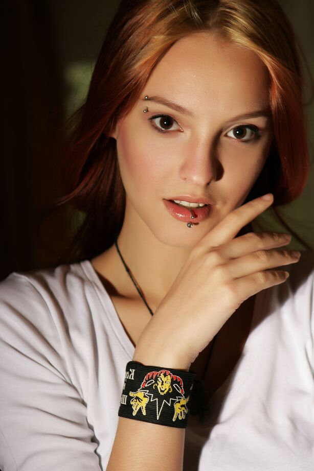 16P La chaude rousse Kira W libère son corps d'adolescent impeccable dans une faible lumière