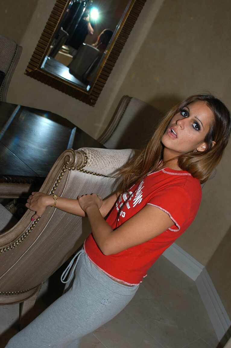 17P Hot Love Twins ficando nuas com a loira peituda MILF Kelly Madison