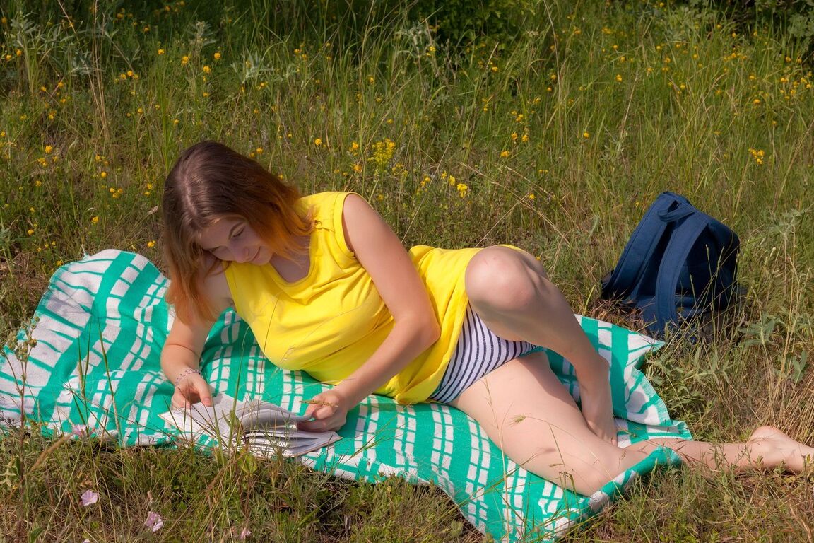 21P Marina K et Endlessa Vitality, deux adolescentes aux gros seins, profitent d'une action de léchage de chatte en plein air