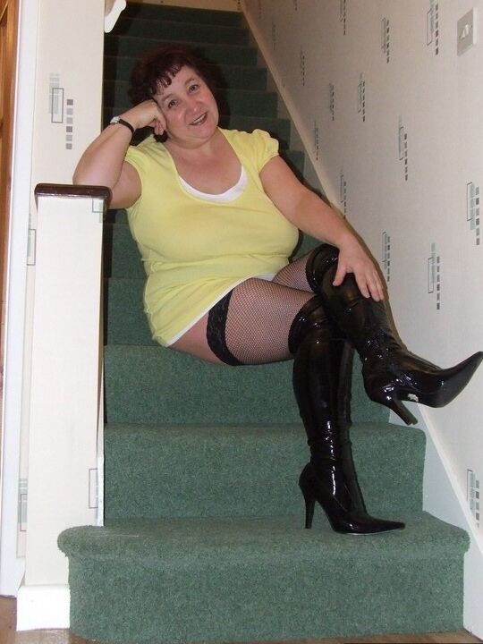 20P Amador maduro de seios grandes Kinky Carol toca seu fragmento em botas de látex pretas