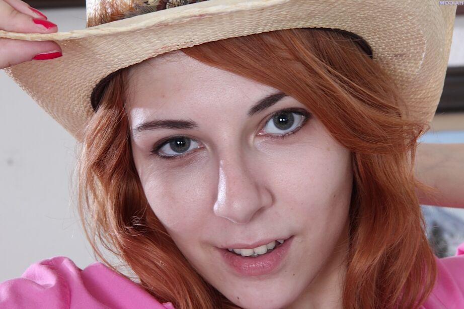 16P Nancy Reid, jeune amateur rousse, dévoile les seins flasques d'une jeune fille.