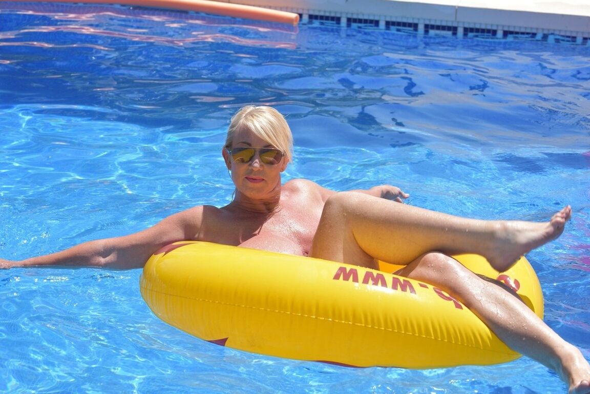 20P Loira amadora Melody exibe seu corpo acima do peso em uma piscina