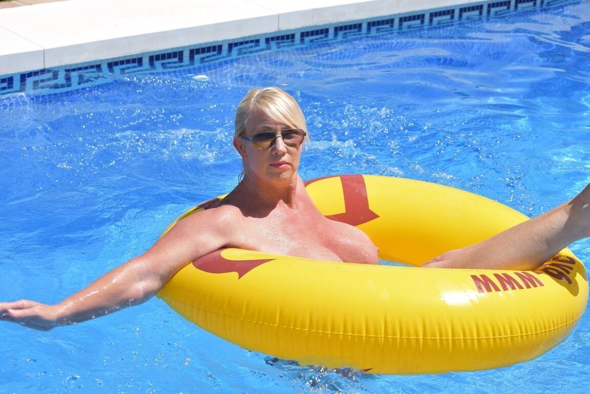 20P Loira amadora Melody exibe seu corpo acima do peso em uma piscina