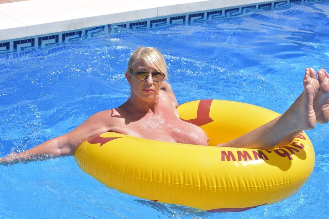 20P Loira amadora Melody exibe seu corpo acima do peso em uma piscina