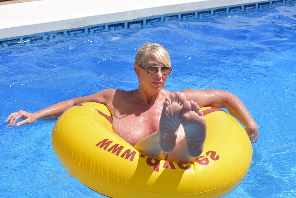 20P Loira amadora Melody exibe seu corpo acima do peso em uma piscina