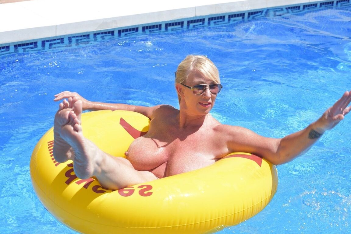 20P Loira amadora Melody exibe seu corpo acima do peso em uma piscina