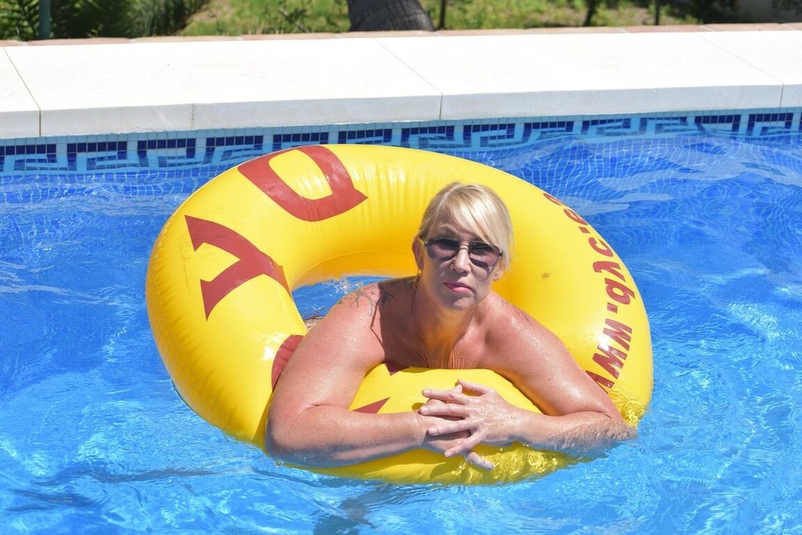20P Loira amadora Melody exibe seu corpo acima do peso em uma piscina