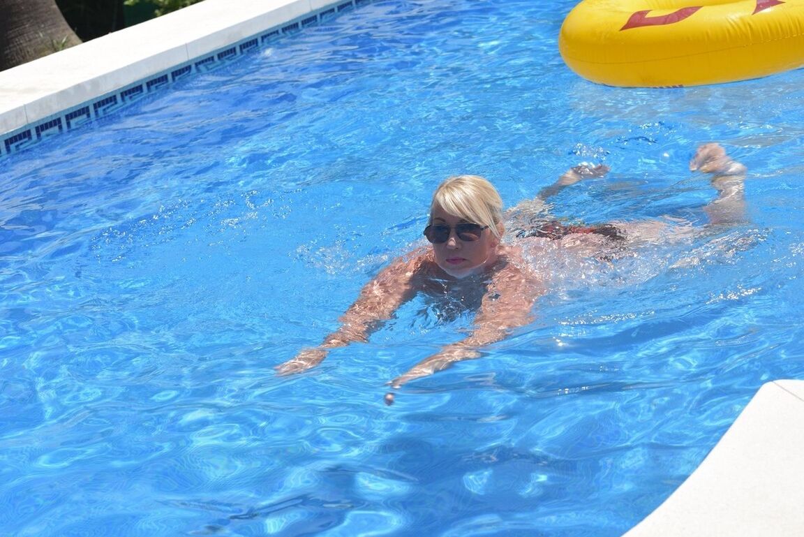 20P Loira amadora Melody exibe seu corpo acima do peso em uma piscina