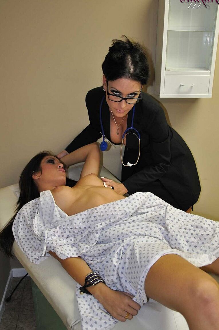 17P Paciente sexy Capri recebe uma lambida de buceta gostosa da médica peituda Jessica Jaymes