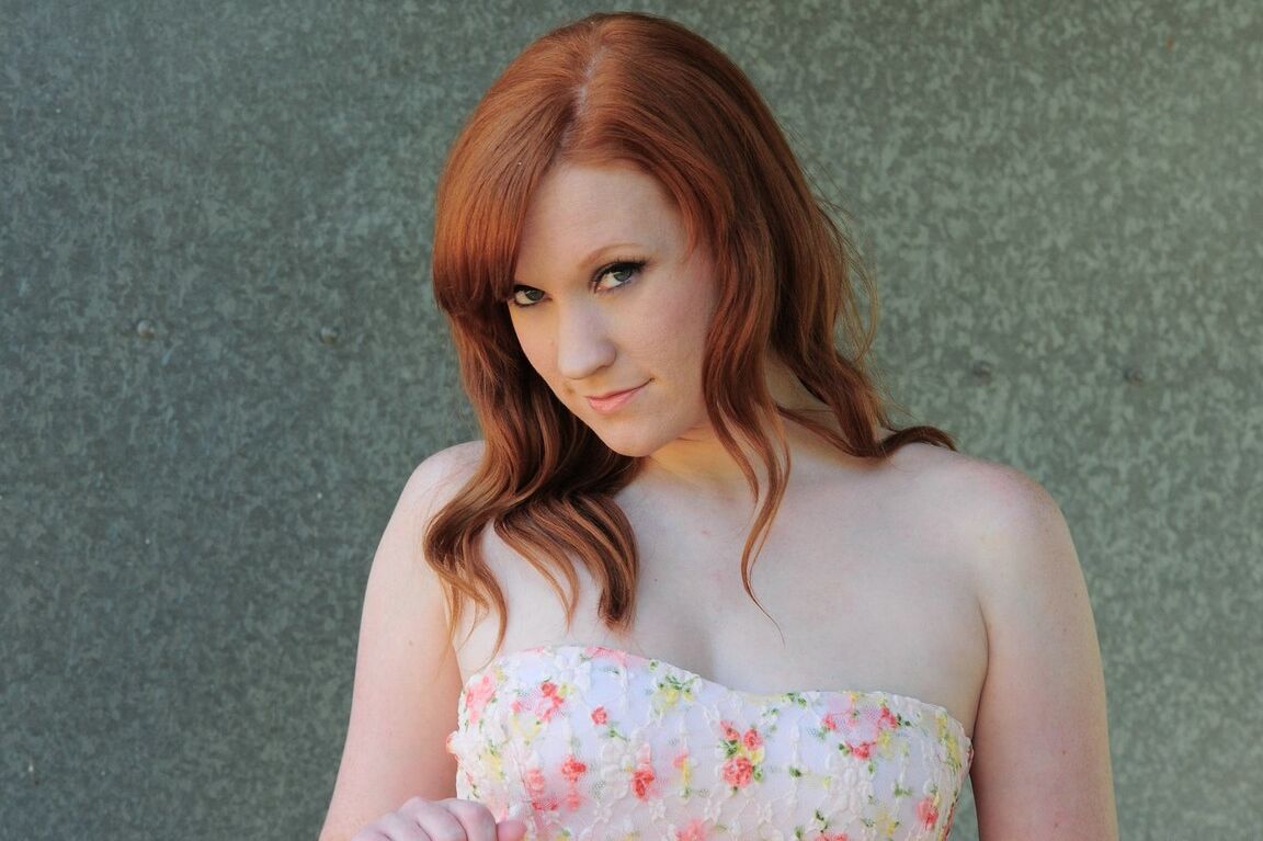 15P A ruiva gostosa Lucy OHara nua brincando com seu vibrador e lindos peitos lá fora