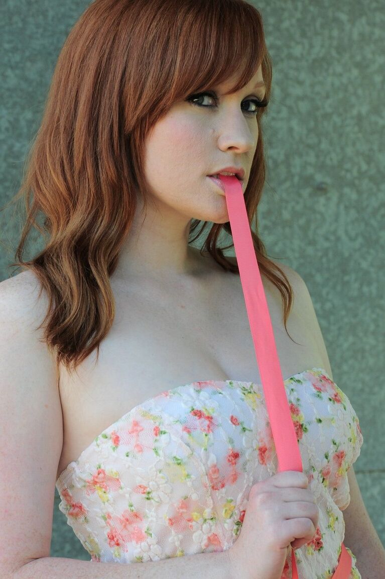 15P A ruiva gostosa Lucy OHara nua brincando com seu vibrador e lindos peitos lá fora