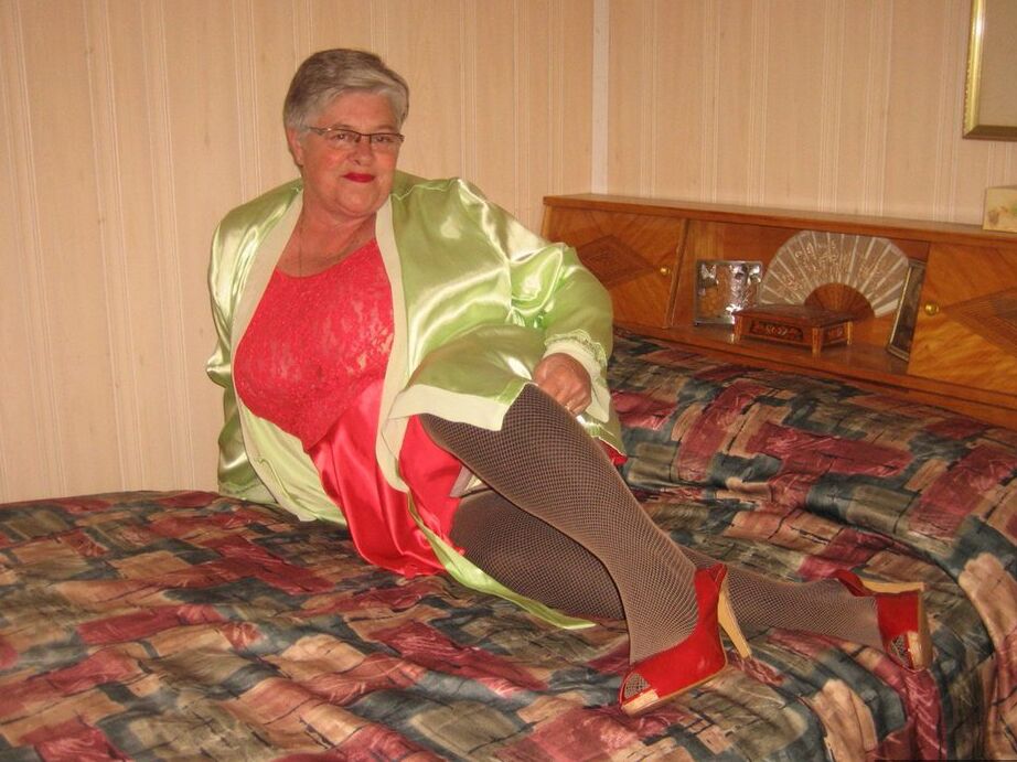 20P La grosse mamie Girdle Goddess caresse sa chatte après s'être déshabillée en bas sur son lit