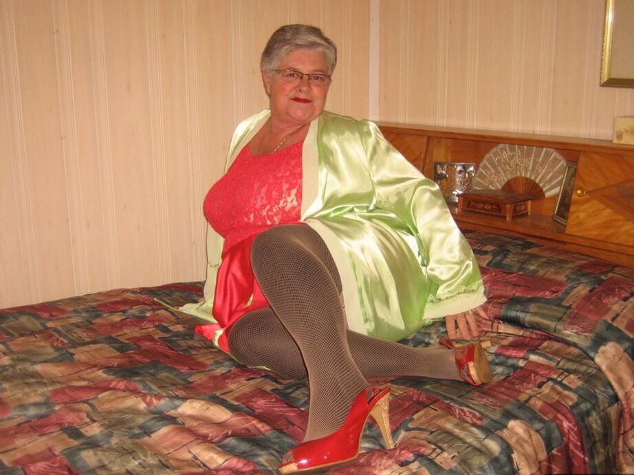 20P La grosse mamie Girdle Goddess caresse sa chatte après s'être déshabillée en bas sur son lit