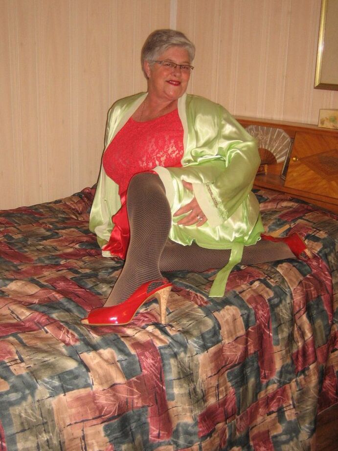 20P La grosse mamie Girdle Goddess caresse sa chatte après s'être déshabillée en bas sur son lit