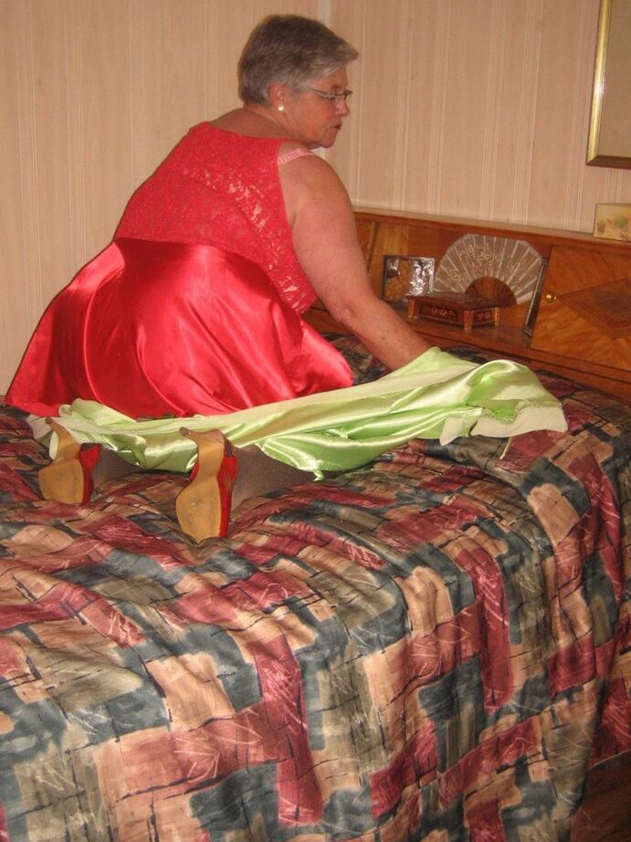 20P La grosse mamie Girdle Goddess caresse sa chatte après s'être déshabillée en bas sur son lit
