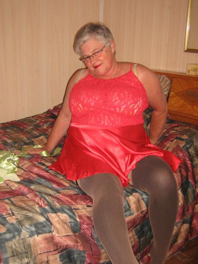 20P La grosse mamie Girdle Goddess caresse sa chatte après s'être déshabillée en bas sur son lit