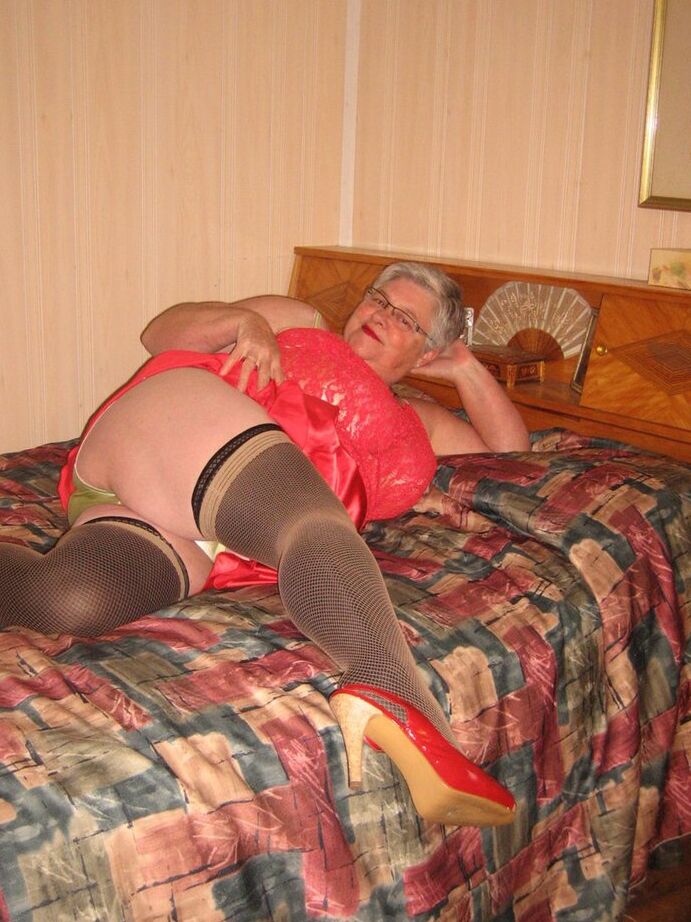 20P La grosse mamie Girdle Goddess caresse sa chatte après s'être déshabillée en bas sur son lit