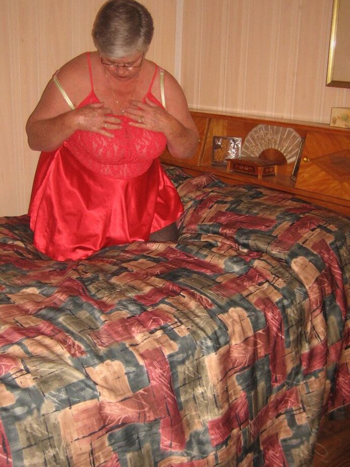 20P La grosse mamie Girdle Goddess caresse sa chatte après s'être déshabillée en bas sur son lit