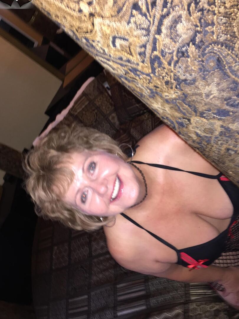 20P Madura Busty Bliss bebe vino mientras enseña sus pechos naturales