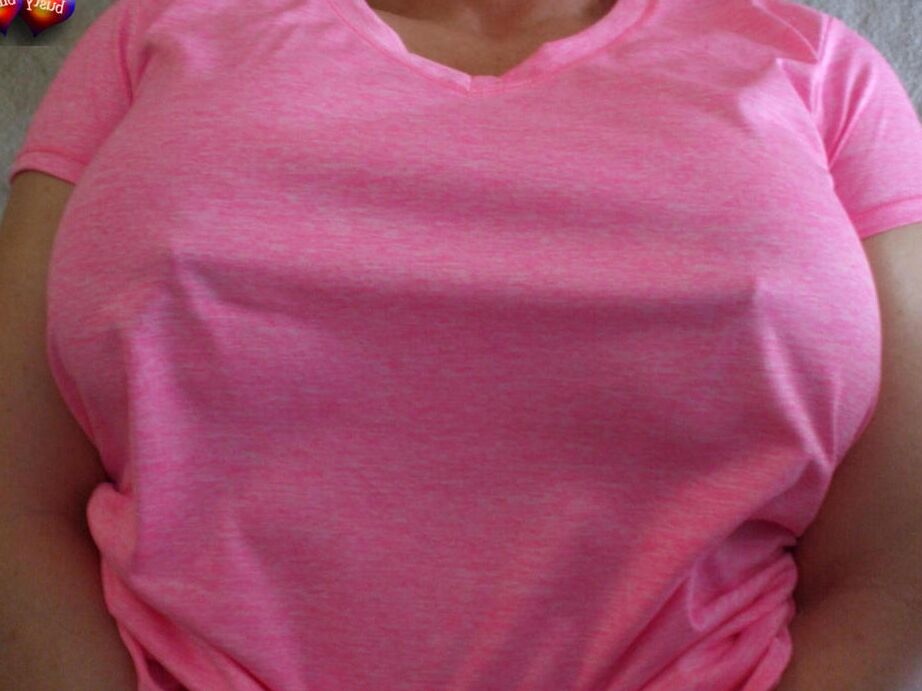 20P Mulher mais velha Busty Bliss expõe seus belos seios enquanto bombeia ferro em casa