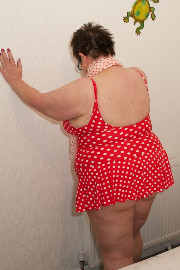20P Amadora obesa tira vestido de bolinhas para ficar nua de meias e calçados