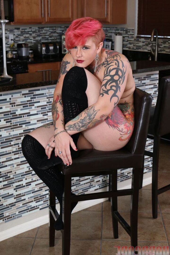 20P Heavenly Smut, amateur épaisse, montre son corps tatoué dans des chaussettes noires OTK