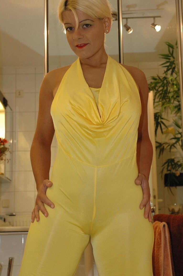 12P Rubia amateur martina se quita el mono amarillo mientras se baña