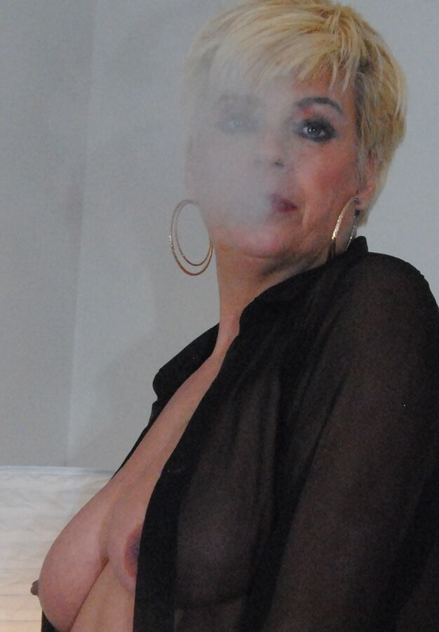 17P Loira amadora Dimonty acerta um vaporizador enquanto mostra seus seios flácidos