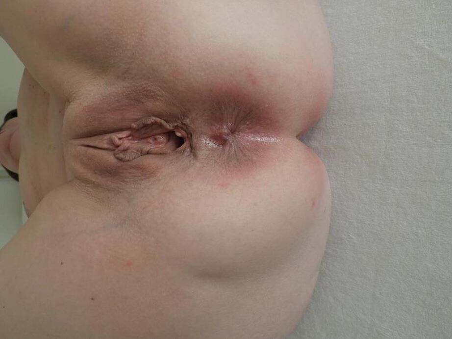 20P Heiße Oma Kat Kitty masturbiert nach dem Heimtrainerfahren in hellbraunen Strümpfen