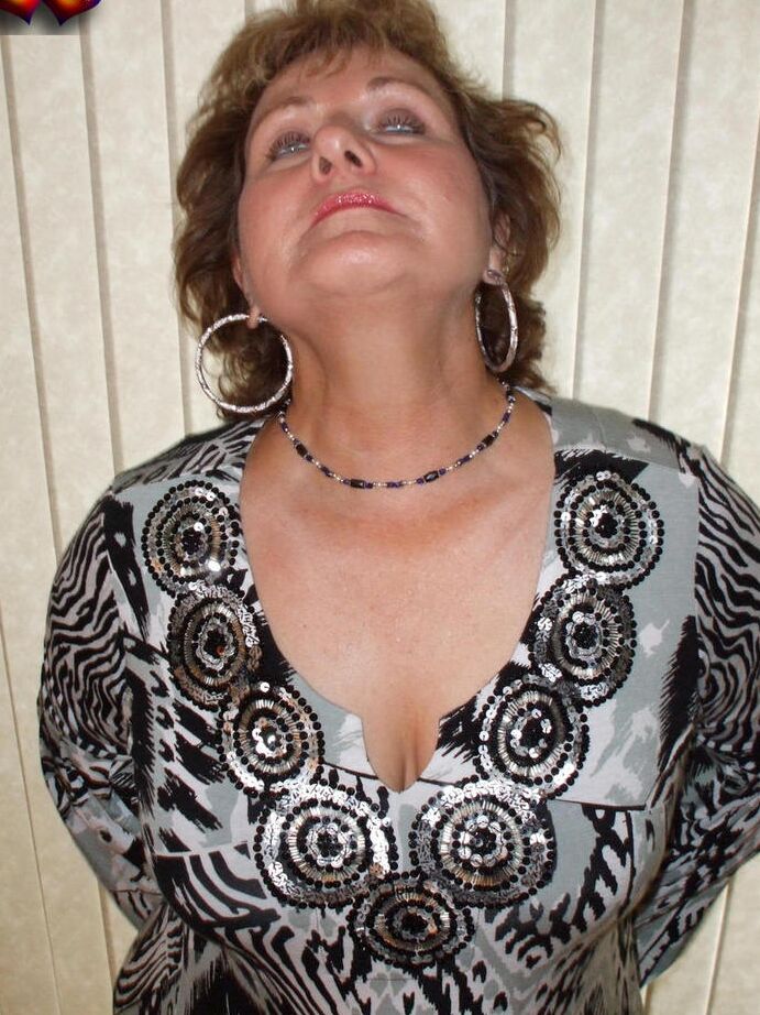 20P Older amateur Busty Bliss does her lips before playing with a cock in POV mode